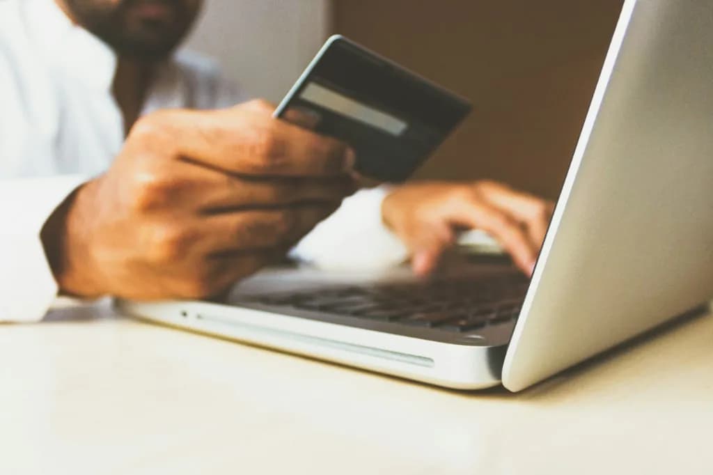 Fraude carte sur internet : signaler avec Perceval, concrètement